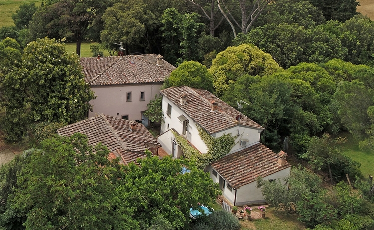 Buy a hamlet in tuscany arezzo