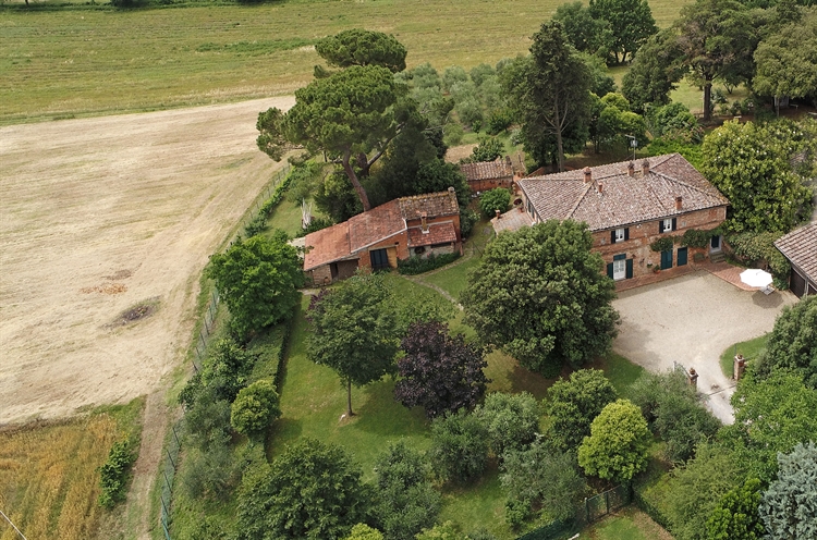 Buy a hamlet in tuscany arezzo